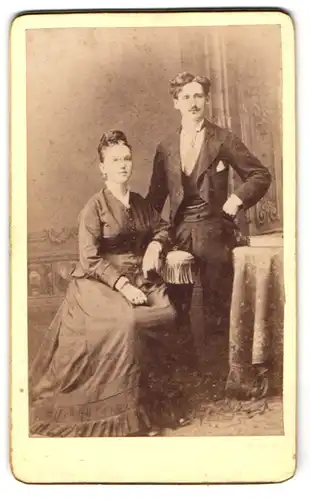 Fotografie unbekannter Fotograf und Ort, Junges gutbürgerliches Paar in eleganter schwarzer Kleidung