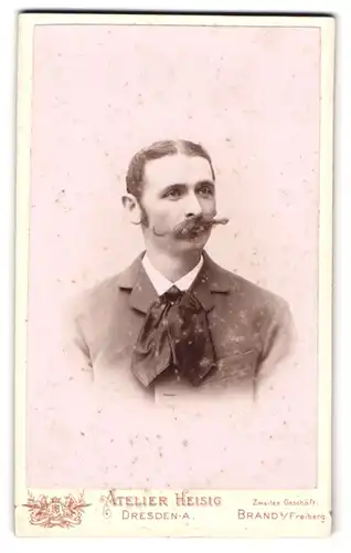 Fotografie A. Robert Heisig, Dresden, Terrassenufer 30, Feiner Herr im Anzug mit langem gezwirbelten Schnurrbart
