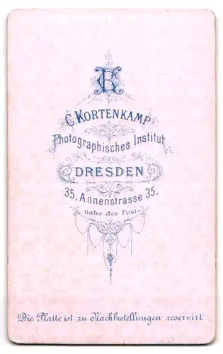 Fotografie C. Kortenkamp, Dresden, Annenstr. 35, Junger Bursche im Anzug mit grosser Fliege und Mittelscheitel