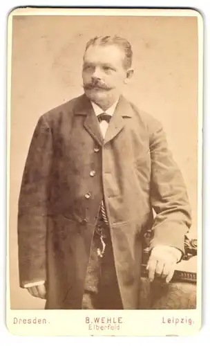Fotografie B. Wehle, Elberfeld, Hofauerstr. 87, Adretter bürgerlicher Herr im dunklen Anzug mit gezwirbeltem Schnurrbart