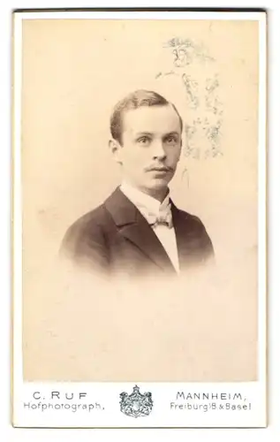 Fotografie C. Ruf, Mannheim, Steinenthorberg 20, Eleganter junger Mann im dunklen Anzug mit dünnem Schnurrbart