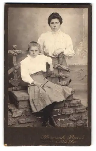 Fotografie Heinrich Rank, Naila, Zwei hübsche junge Schwestern in weissen Blusen mit müden Blicken