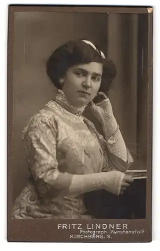 Fotografie Fritz Lindner, Kirchberg, Junge schöne Dame im hellen Kleid mit weissen Handschuhen und Armband