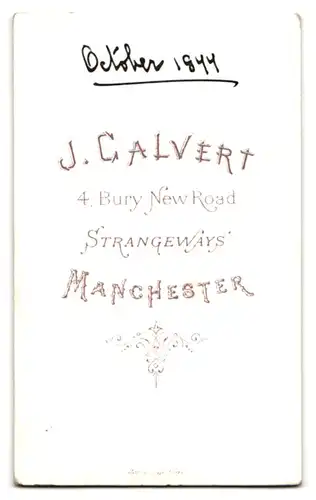 Fotografie J. Calvert, Manchester, 4 Bury New Road, Adretter junger Mann im Anzug mit Wangenbart und Anstecknadel