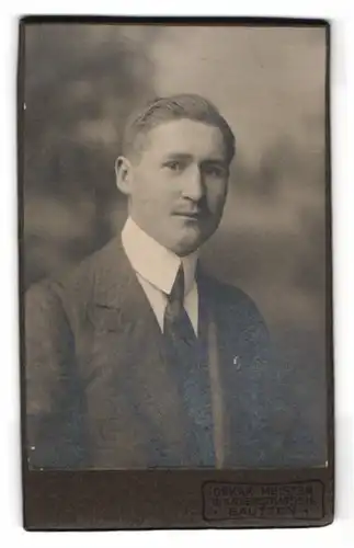 Fotografie Oskar Meister, Bautzen, Kaiserstr. 15, Gutaussehender junger Mann im Anzug mit Schnurrbart und Krawatte