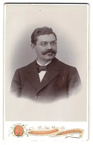 Fotografie Thalfred Hahn, Chemnitz, Gutbürgerlicher Herr im Anzug mit gezwirbeltem Schnurrbart und Brille