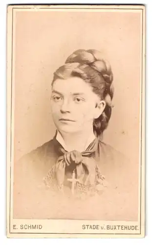 Fotografie E. Schmid, Stade, junge Frau mit geflochtenen Haaren, hochgesteckt