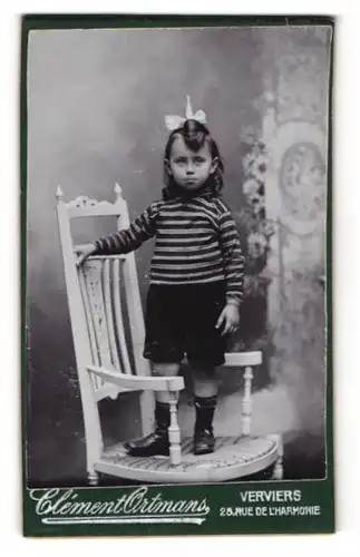 Fotografie Clement Ortmans, Verviers, niedliches belgisches Mädchen mit Locken und Haarschleife wie eine Einhorn