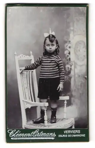 Fotografie Clement Ortmans, Verviers, kleines Mädchen mit Locken und Haarschleife sieht aus wie eine Einhorn