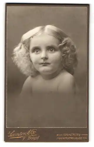 Fotografie Samson & Co., Berlin, niedliches blondes Mädchen mit Locken, Gesicht wie eine Puppe