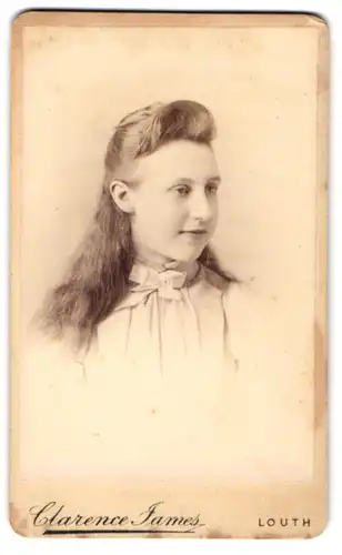 Fotografie Clarence James, Louth, junges irisches Mädchen mit langen offenen Haaren und Tolle