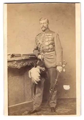 Fotografie unbekannter Fotograf und Ort, Portrait Ludwig Freiherr von der Tann-Rathsamhausen in Uniform, General der Inf