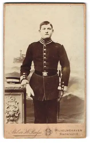 Fotografie H, Busse, Wilhelmshaven, junger Soldat in Uniform des Seebataillon mit Bajonett und Portepee