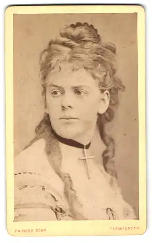 Fotografie F. W. Maas Sohn, Frankfurt / Main, Portrait Schauspielerin Clara Ziegler mit Kruzifix