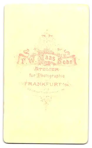 Fotografie F. W. Maas Sohn, Frankfurt / Main, Portrait Schauspielerin Clara Ziegler mit Kruzifix