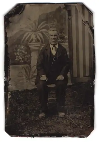 Fotografie Ferrotypie älterer Herr im Anzug mit Lincoln Bart vor einer Studiokulisse