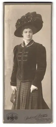 Fotografie Ferrotypie Richard Barges, Berlin-Charlottenburg, junge Frau im dunklen Kleid mit grossem Hut und Handtasche