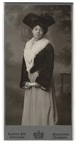 Fotografie Hubert Lill, Mannheim, hübsche junge Dame im Samtkleid mit Hut