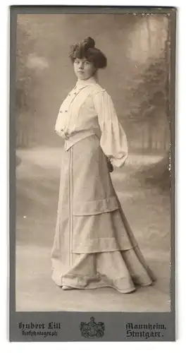 Fotografie Hubert Lill, Mannheim, junge Frau im hellen Kleid mit Dutt