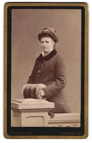 Fotografie Otto Schulz, Osnabrück, junge Frau im Winterkleid mit Pelz-Muff und Wintermütze