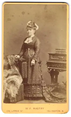 Fotografie W. F. Maltby, Islington, englische Dame im viktorianischen Kleid mit schuckem Hut