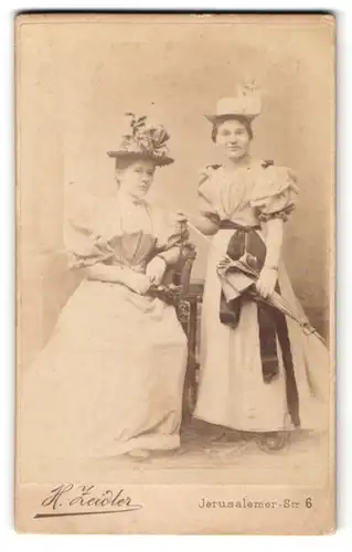 Fotografie H. Zeider, Berlin, zwei junge Damen in hellen Sommerkleidern mit Sommerhut und Schirm