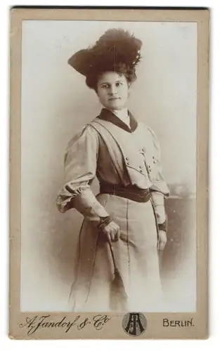 Fotografie A. Jandorf & Co., Berlin, junge Frau um hellen Kleid mit Federhut und Schirm