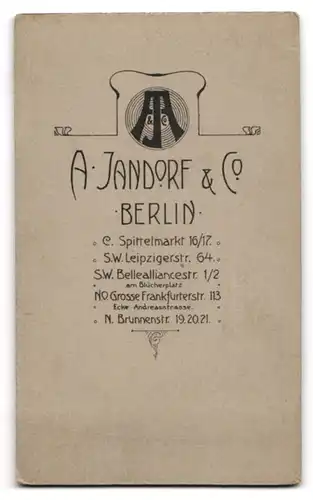 Fotografie A. Jandorf & Co., Berlin, junge Frau um hellen Kleid mit Federhut und Schirm