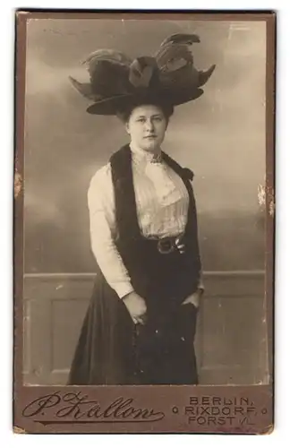 Fotografie P. Zallow, Berlin-Rixdorf, junge Frau in heller Bluse mit breitem Federhut