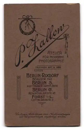 Fotografie P. Zallow, Berlin-Rixdorf, junge Frau in heller Bluse mit breitem Federhut