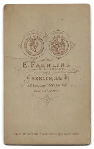 Fotografie E. Faehling, Berlin, Dame im Winterkleid mit Pelzmantel und Hut