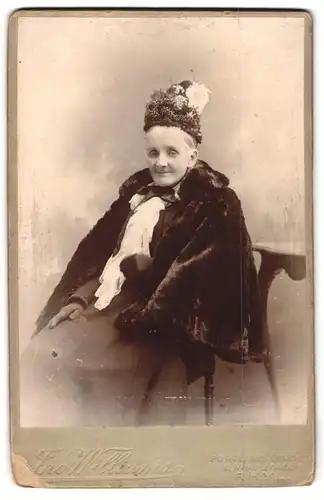 Fotografie Ino Williams. Rhyl, ältere Waliserin im Winterkleid mit Pelzmantel und geschmückter Kopfbedeckung