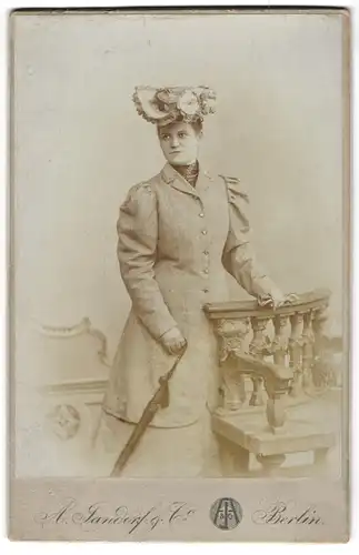 Fotografie A. Jandorf & Co., Berlin, junge Dame im Kleid mit geschmückten Hut und Schirm