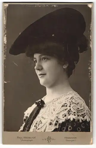 Fotografie Paul Knoblich, Hannover, junge Dame Else Werani im Kleid mit Spitzenkragne und breitem Hut
