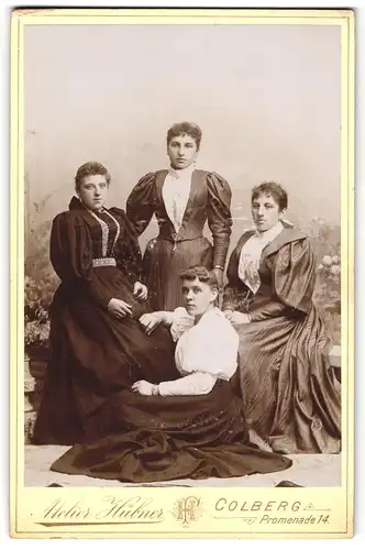Fotografie Atelier Hübner, Colberg, vier Damen in Kleidern mit Puffärmlen posieren im Atelier