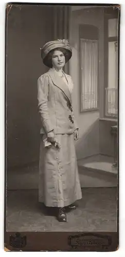 Fotografie Karl Weber, Hagenau i. Els., junge Dame im hellen Kleid mit Hut