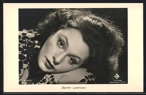 AK Schauspielerin Zarah Leander mit dem Kopf angelehnt