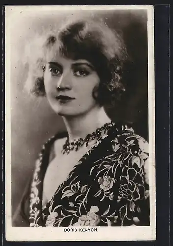 AK Schauspielerin Doris Kenyon in floralem Oberteil