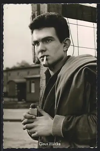 AK Schauspieler Claus Wilcke mit Zigarette und Feuerzeug