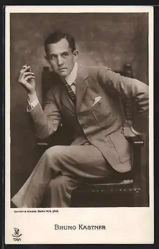 AK Schauspieler Bruno Kastner im Anzug rauchend auf einem Lehnstuhl sitzend