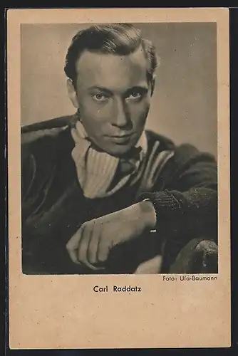 AK Schauspieler Carl Raddatz posiert an Stuhllehne