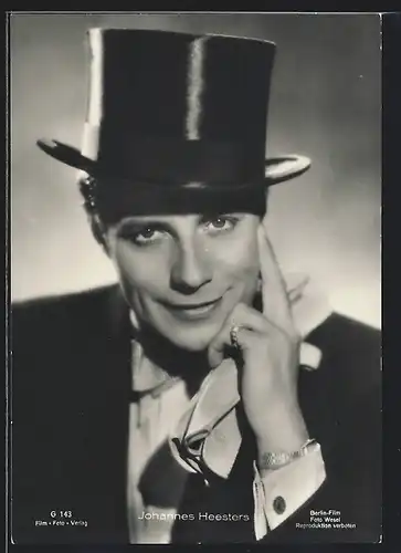 AK Schauspieler Johannes Heesters lächelnd mit einem Zylinderhut