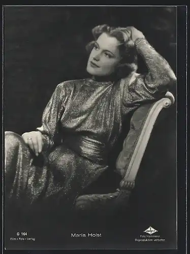 AK Schauspielerin Maria Holst sitzend mit verträumtem Blick