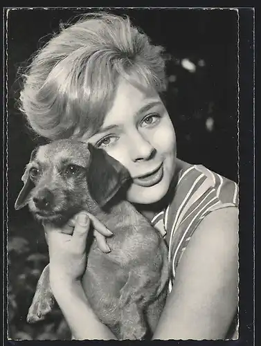 AK Schauspielerin Sabine Sinjen kuschelt mit einem Hund