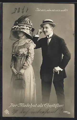 AK Der Modehut als Ehestifter, Extravaganter Hut bedeckt das halbe Gesicht der Dame