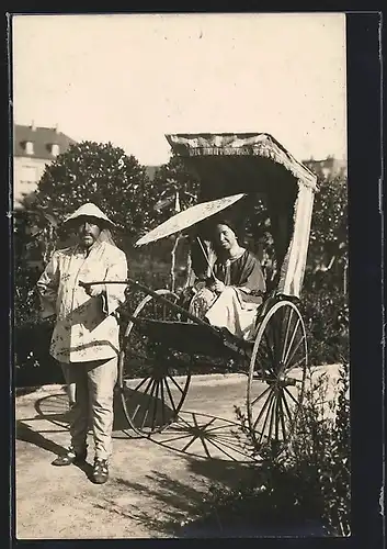 AK Hübsche Frau lächelnd und mit Schirm in der Rikscha