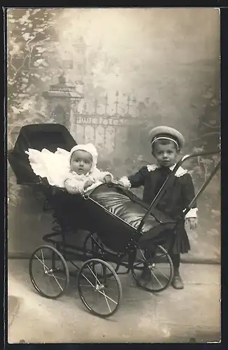 AK Kleiner Junge am Kinderwagen seiner Schwester