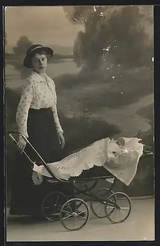 Foto-AK Elegante Dame mit Hut, schlafendem Baby und Kinderwagen