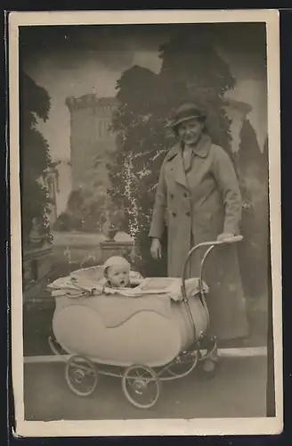 Foto-AK Hübsche Frau mit Mantel, Hut und Kinderwagen
