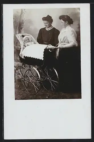 Foto-AK Zwei Damen bestaunen das Baby im Kinderwagen